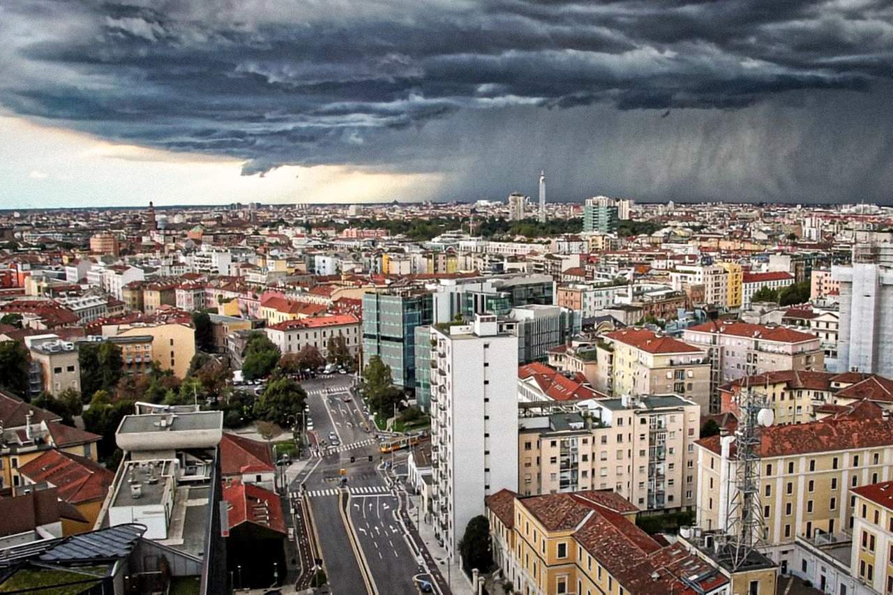 Torna la pioggia nei cieli sopra Milano