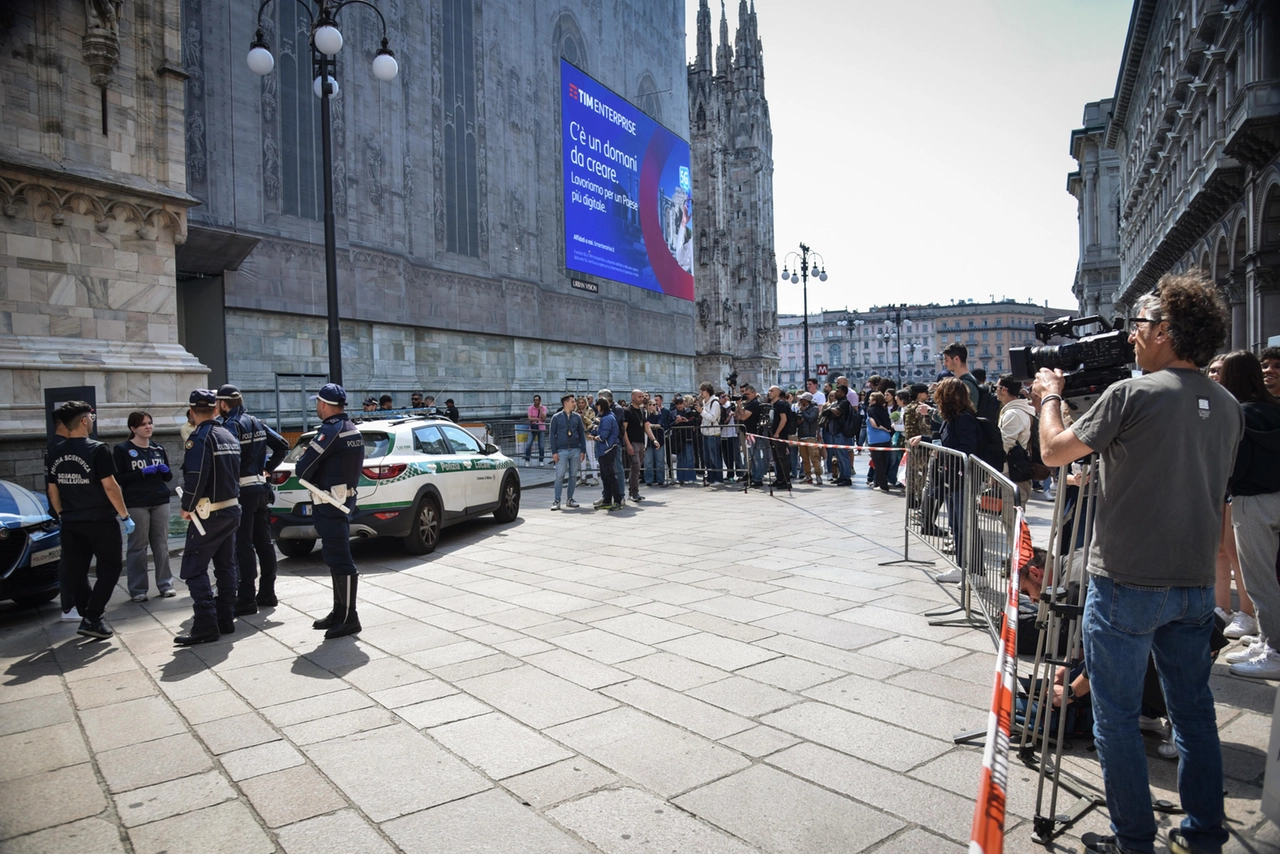 Le operazioni della polizia in piazza Duomo dopo il suicidio di Emanuele De Maria, 35 anni