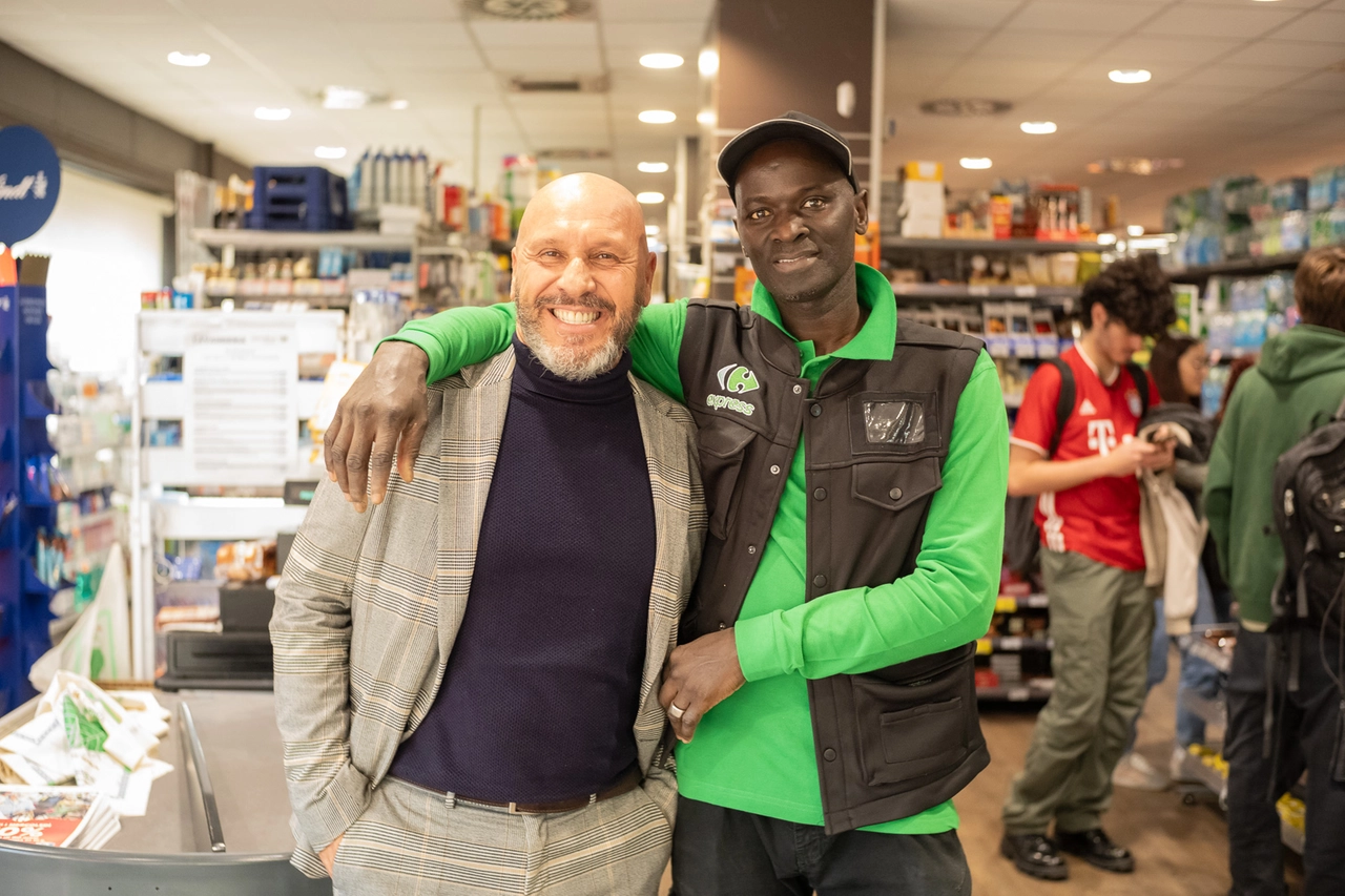 Adam Bobo e il titolare del Carrefour Giovanni Dessena (Canella)