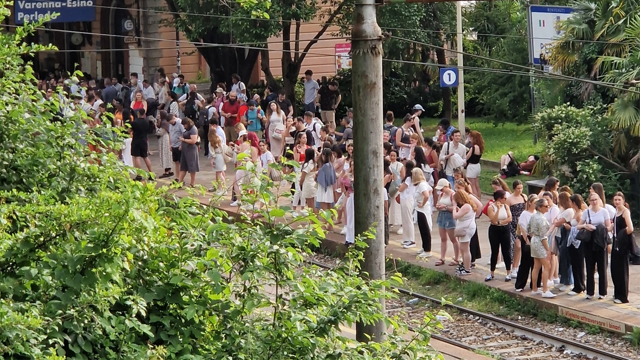 Viaggiatori e turisti in attesa del treno a Varenna, una delle mete più gettonate sul lago di Como nei week end sia per le passeggiate in riva al lago sia per le escursioni in montagna Viaggiatori e turisti in attesa del treno a Varenna, una delle mete più gettonate sul lago di Como nei week end sia per le passeggiate in riva al lago sia per le escursioni in montagna
