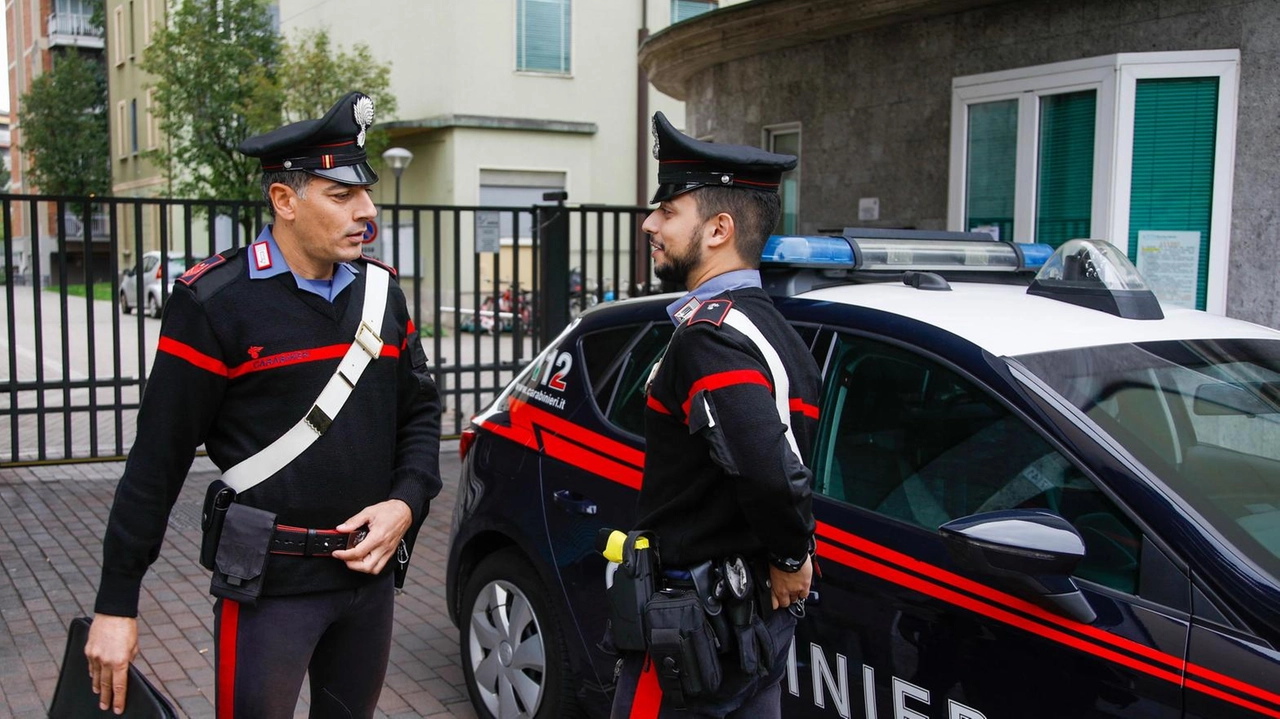 I carabinieri nel palazzo di via XXV Aprile a Novate Milanese, hinterland Nord I carabinieri nel palazzo di via XXV Aprile a Novate Milanese, hinterland Nord