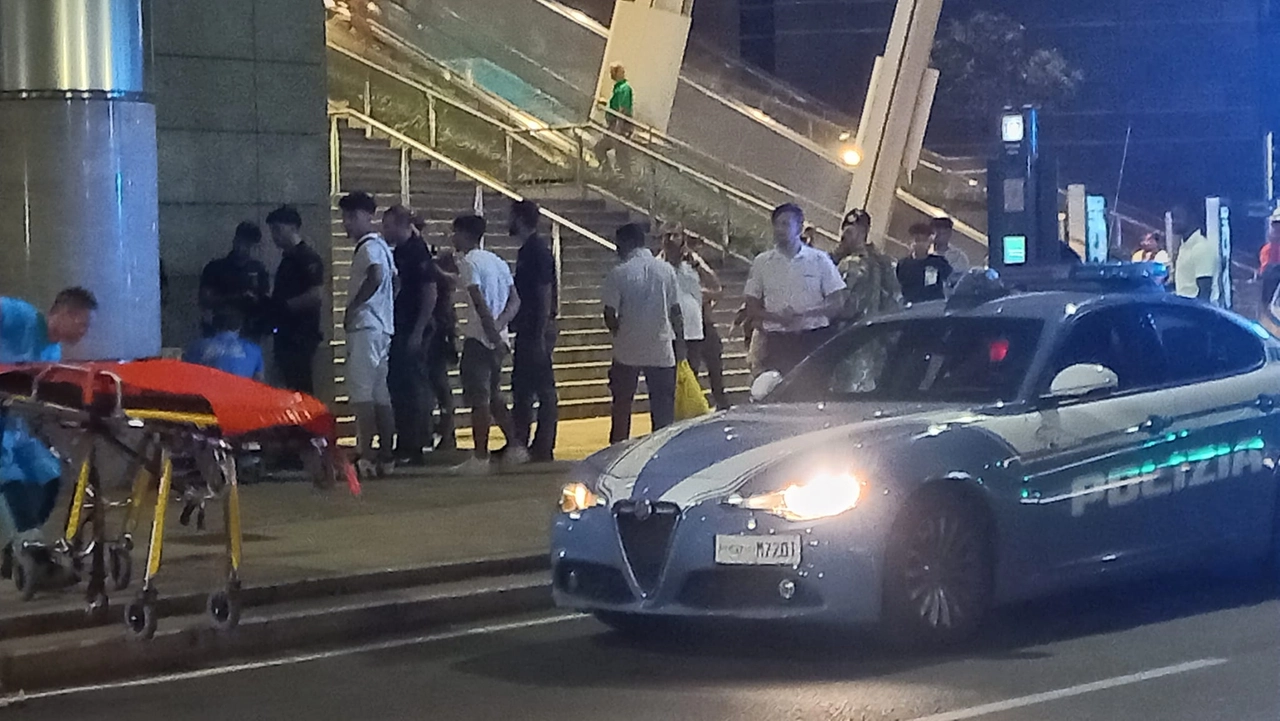 Polizia e soccorso in zona Stazione Garibaldi e piazza Aulenti, dove è stato accoltellato un 18enne Polizia e soccorso in zona Stazione Garibaldi e piazza Aulenti, dove è stato accoltellato un 18enne