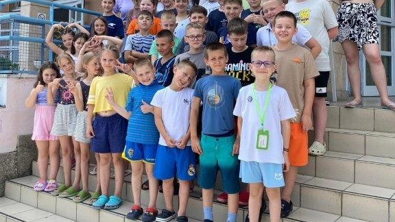 Dopo il lungo viaggio in pullman dall’Ucraina i ragazzini sono arrivati in Liguria Il loro soggiorno terapeutico sarà ospitato dalla struttura “Il Sorriso dei Bimbi“ Un’oasi di pace e spensieratezza per i baby abitanti di un’Ucraina matrigna Dopo il lungo viaggio in pullman dall’Ucraina i ragazzini sono arrivati in Liguria Il loro soggiorno terapeutico sarà ospitato dalla struttura “Il Sorriso dei Bimbi“ Un’oasi di pace e spensieratezza per i baby abitanti di un’Ucraina matrigna
