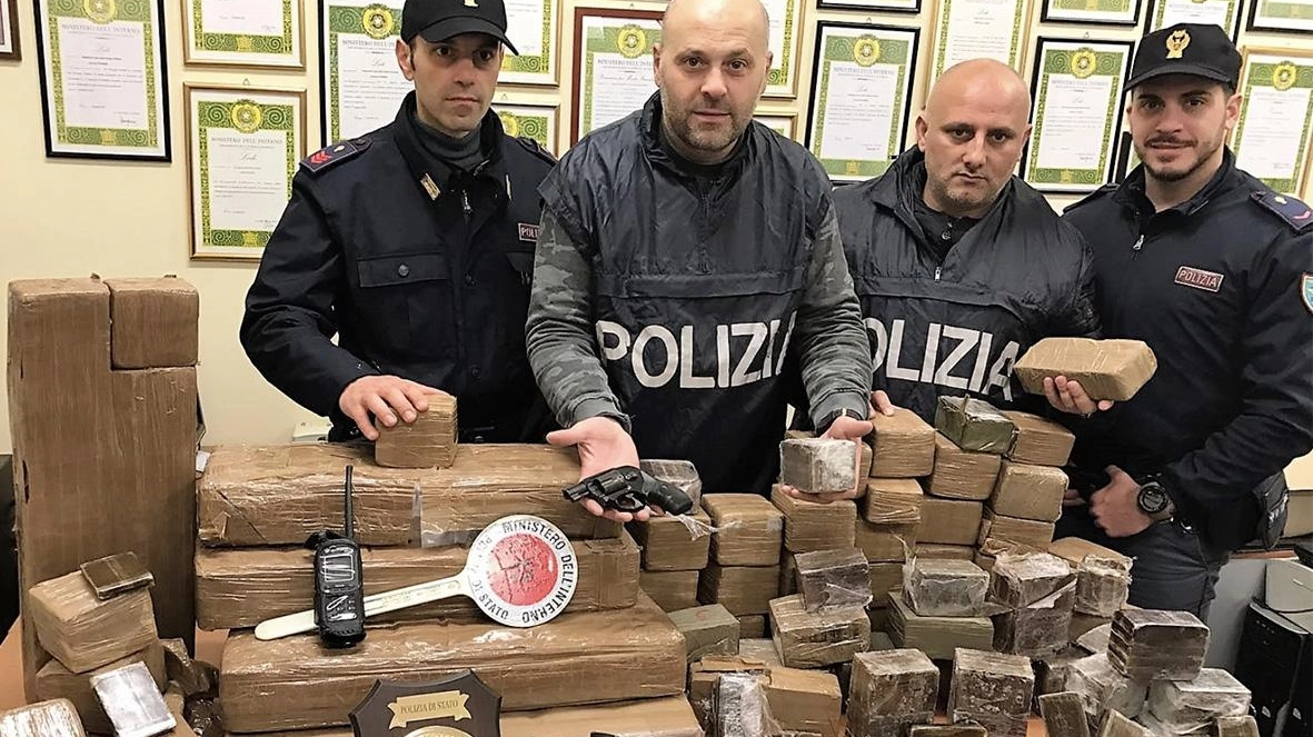 Gli uomini della sezione antidroga della Squadra mobile di Milano hanno sequestrato 440 chili di hashish Gli uomini della sezione antidroga della Squadra mobile di Milano hanno sequestrato 440 chili di hashish