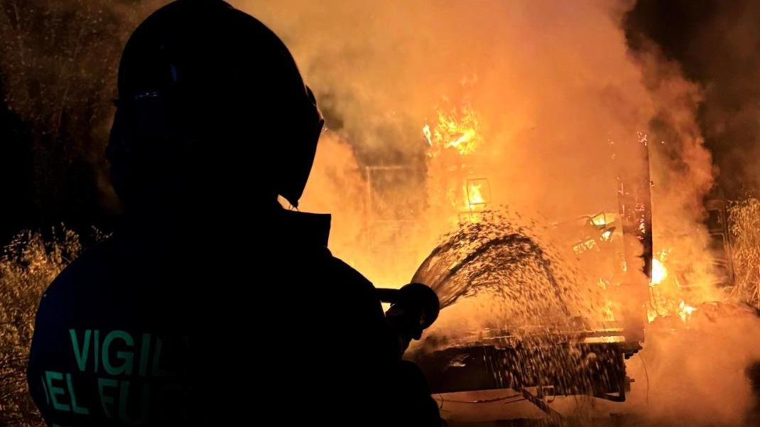cornalba tredici incendi dolosi nel giro di un mese cittadini e sindaco tra paura e preoccupazione