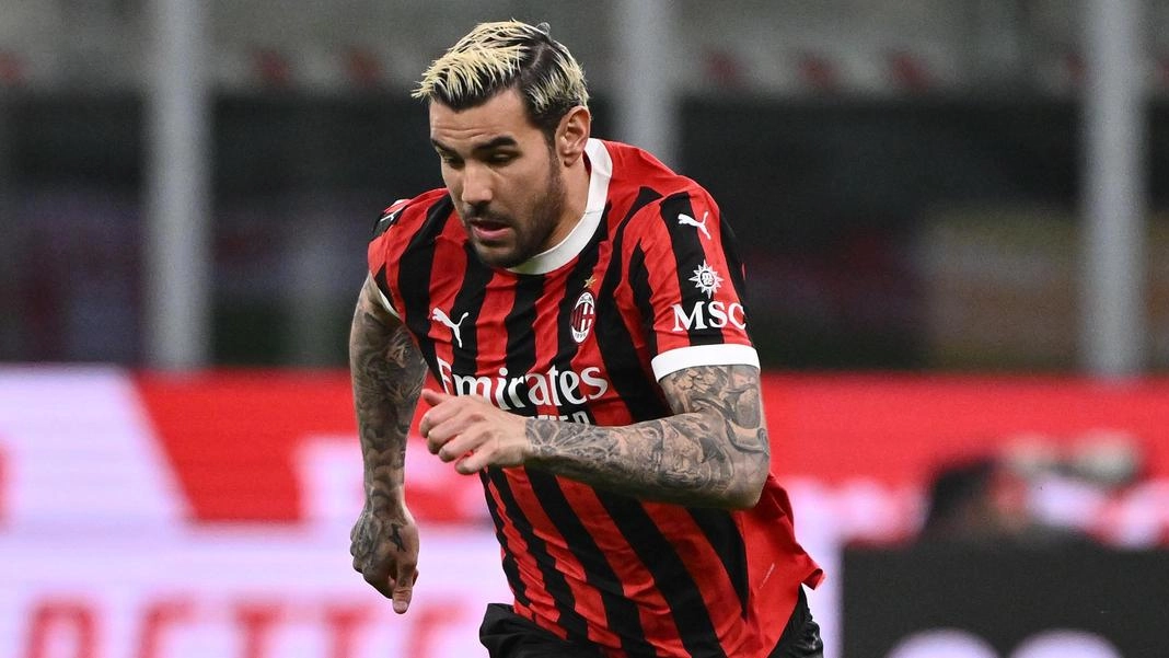 Theo Hernandez segna contro l'Udinese, ma il suo futuro al Milan resta incerto tra rinnovi mancati e offerte rifiutate.