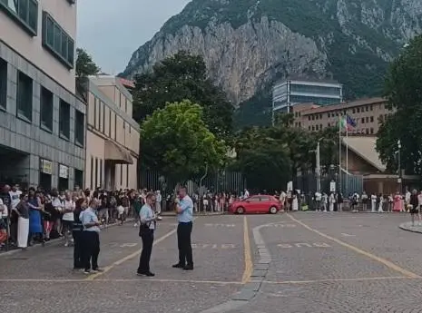 Prima domenica di stop ai treni per il lago e la Valtellina. Caos nel capoluogo, Varenna invece supera la prova