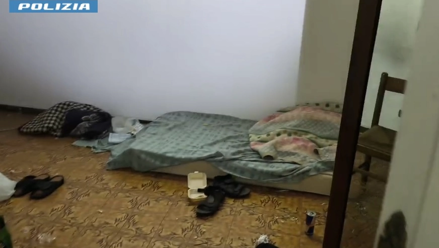 L'interno dell'edificio occupato L'interno dell'edificio occupato