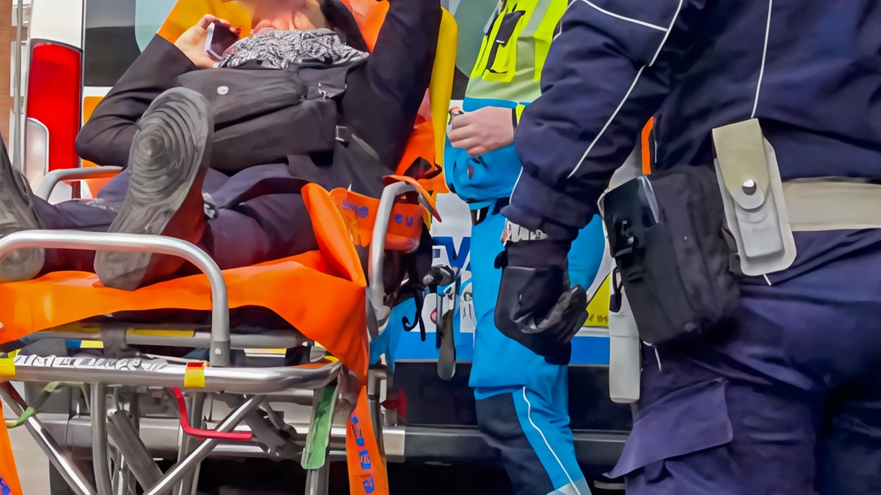 La donna è stata soccorsa dai sanitari di Areu e trasportata in condizioni gravi al Policlinico: è stata ferita da una decina di colpi sferrati con un cacciavite