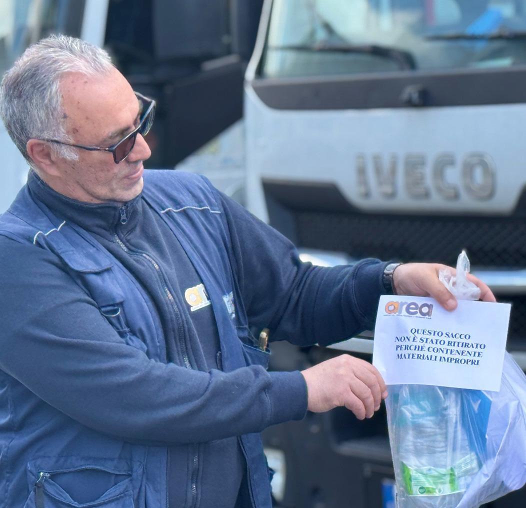controllo rifiuti con i bollini sui sacchetti da Ilgiorno.it controllo rifiuti con i bollini sui sacchetti