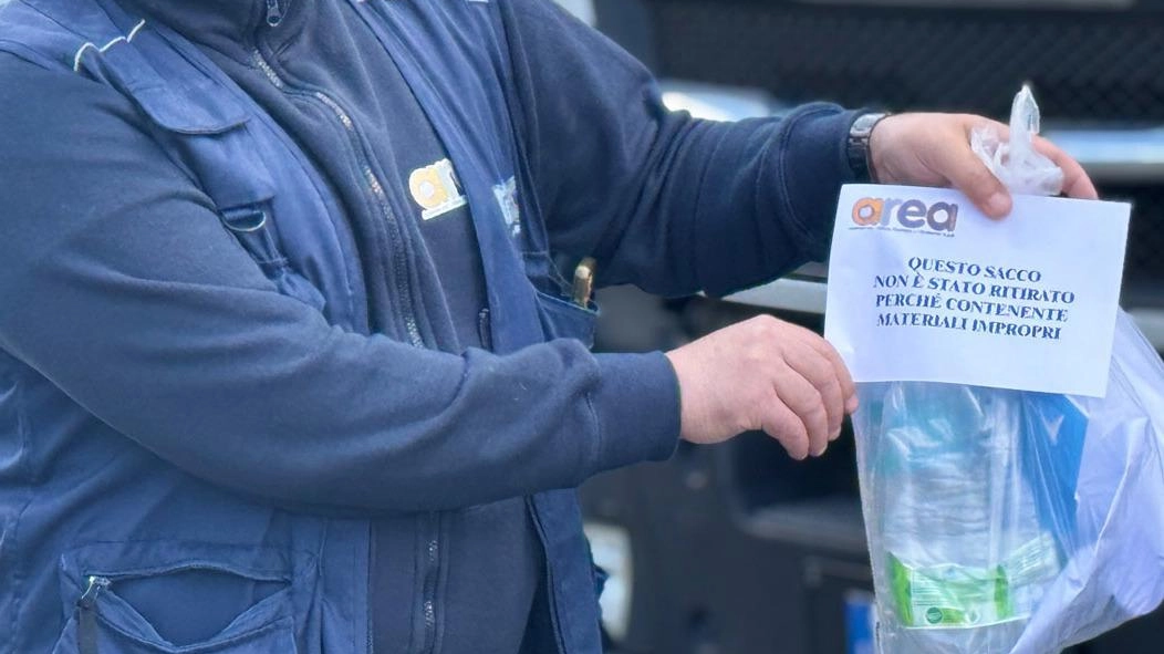 Bollini sui sacchetti (nella foto) non conformi: scattano controlli e sanzioni per migliorare la raccolta differenziata. Da marzo sono entrate... Bollini sui sacchetti (nella foto) non conformi: scattano controlli e sanzioni per migliorare la raccolta differenziata. Da marzo sono entrate...