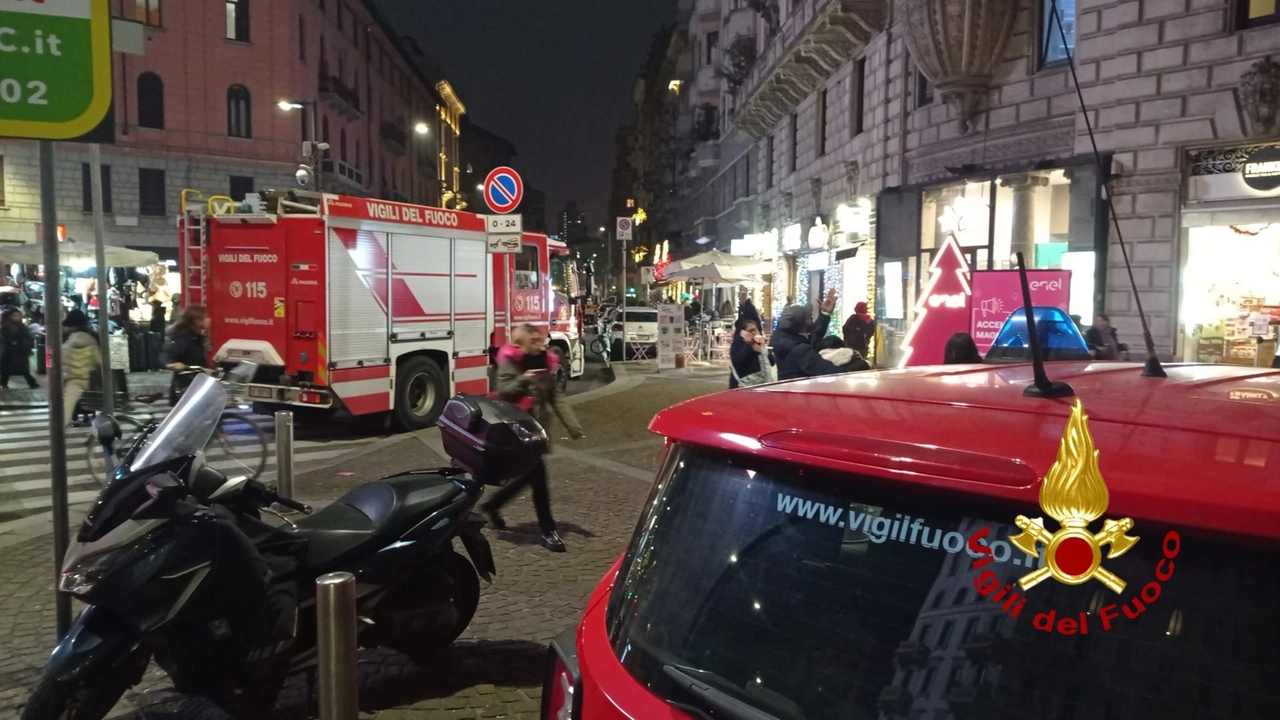 L'intervento dei vigili del fuoco in piazza Argentina, in zona Buenos Aires, molto affollata per lo shopping pre-natalizio L'intervento dei vigili del fuoco in piazza Argentina, in zona Buenos Aires, molto affollata per lo shopping pre-natalizio