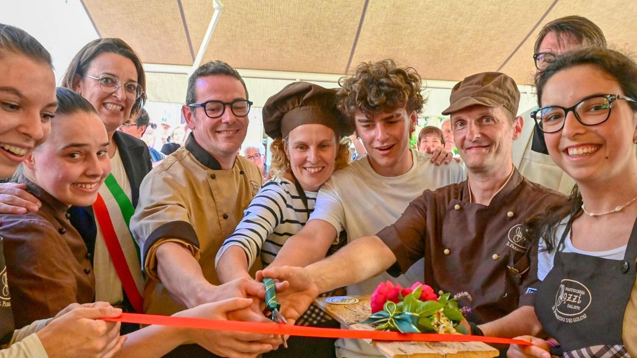 I festeggiamenti della famiglia Pozzi con tutto lo staff della pasticceria