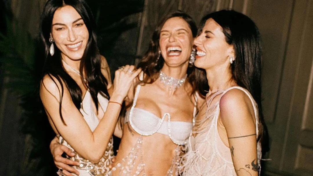 Bianca Balti tra Giorgia Tordini (a sinistra) e Gilda Ambrosio (a destra) di The Attico