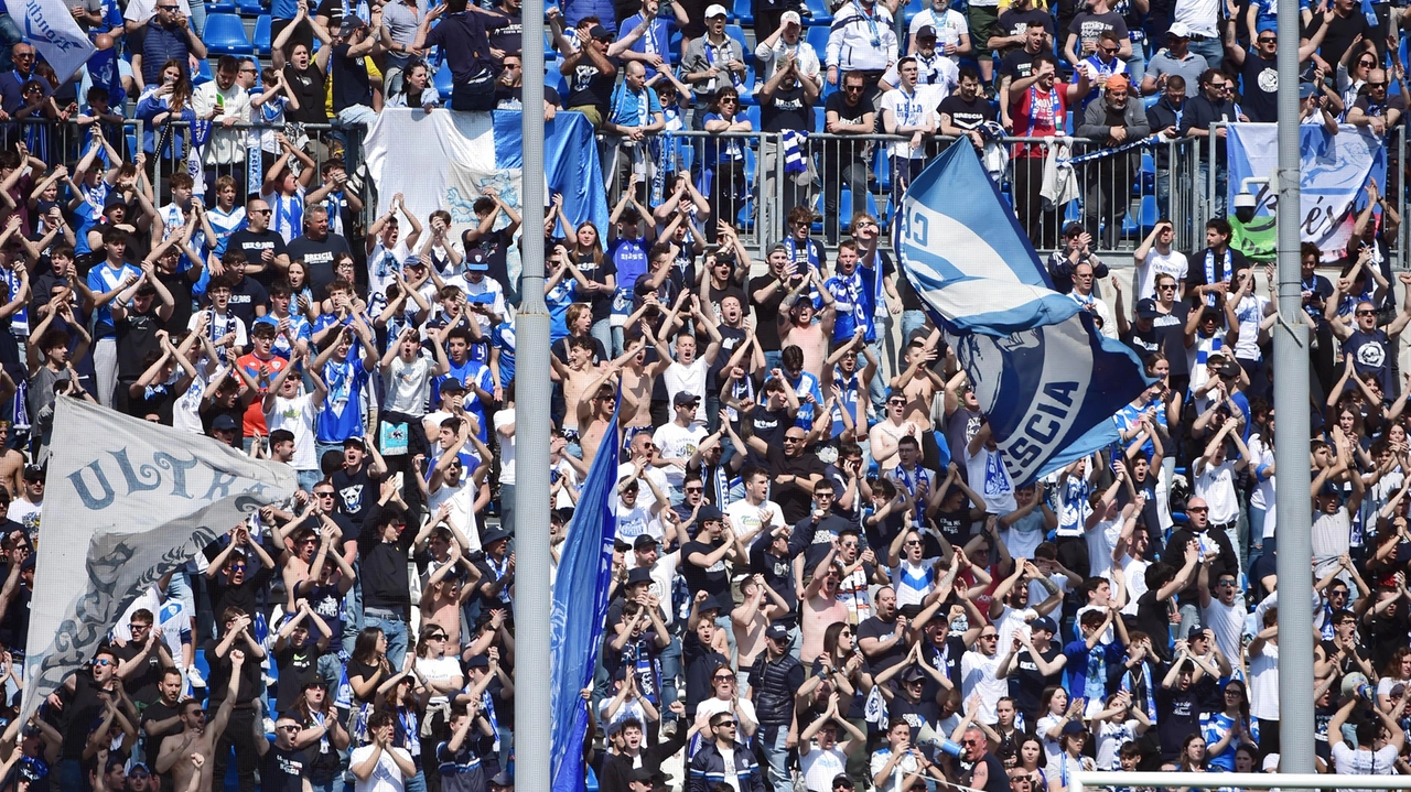 Passione biancazzurra sugli spalti e in campo: il Brescia Calcio e i suoi tifosi sempre uniti Passione biancazzurra sugli spalti e in campo: il Brescia Calcio e i suoi tifosi sempre uniti