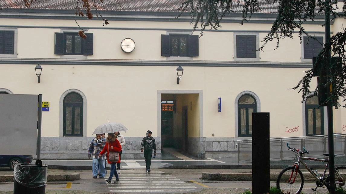 Il Comitato quartiere stazione Rho ha organizzato un presidio davanti al locale per solidarietà al proprietario