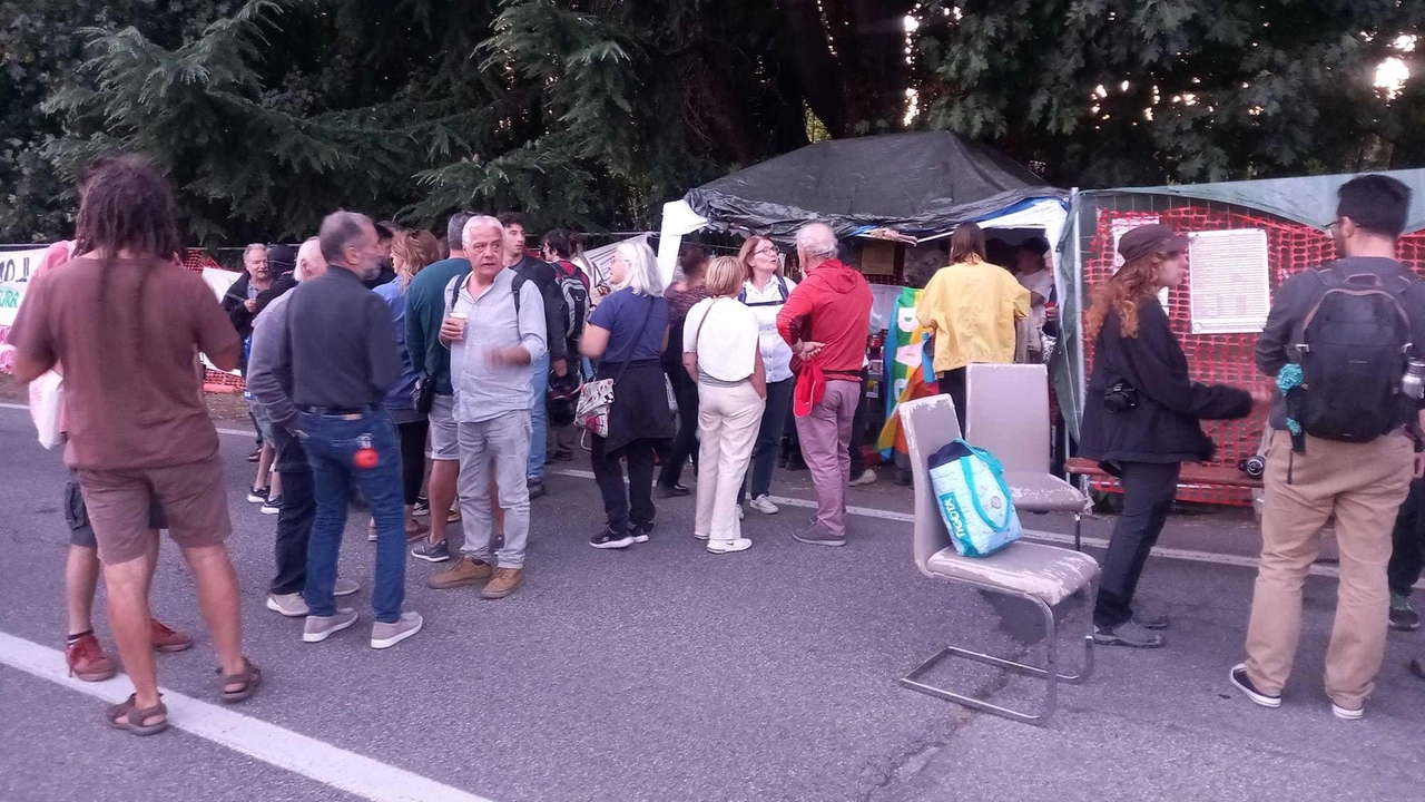 A Gallarate la mobilitazione per salvare il bosco in via Curtatone dal progetto di costruzione di un polo scolastico continua con presidi e iniziative, tra cui un sit-in informativo e una messa di preghiera. I volontari e il Collettivo Tanuki resistono da oltre 2 mesi. A Gallarate la mobilitazione per salvare il bosco in via Curtatone dal progetto di costruzione di un polo scolastico continua con presidi e iniziative, tra cui un sit-in informativo e una messa di preghiera. I volontari e il Collettivo Tanuki resistono da oltre 2 mesi.