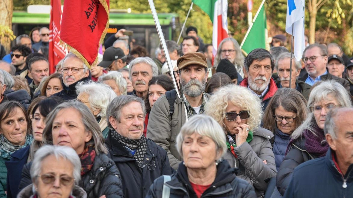 Folla in via Corelli per il funerale laico della moglie del ferroviere anarchico morto in Questura. Figlie e nipoti: hai sopportato con dignità un calvario e un muro di gomma, senza cedere all’odio. Folla in via Corelli per il funerale laico della moglie del ferroviere anarchico morto in Questura. Figlie e nipoti: hai sopportato con dignità un calvario e un muro di gomma, senza cedere all’odio.