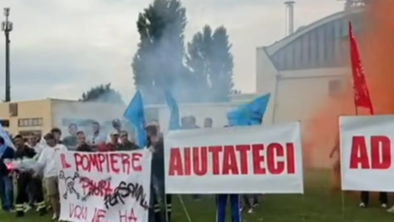 Vigili del Fuoco in piazza a Busto Arsizio: “Organici insufficienti, mancano 100 pompieri: soccorso a rischio nel Varesotto”