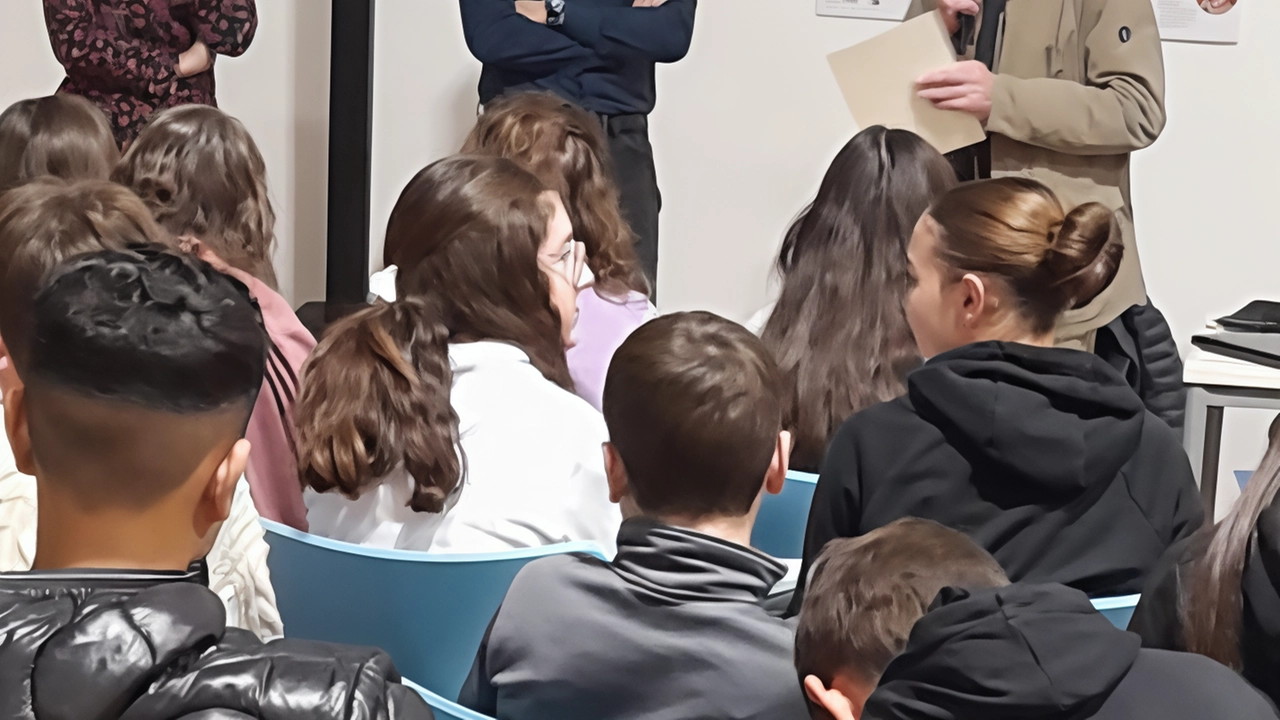 Andrea Chiodini ha ricevuto il Premio Sgurieta davanti agli studenti delle medie Il chimico è stato invitato dalla preside Alessandra Moscatiello per parlare ai ragazzi Andrea Chiodini ha ricevuto il Premio Sgurieta davanti agli studenti delle medie Il chimico è stato invitato dalla preside Alessandra Moscatiello per parlare ai ragazzi