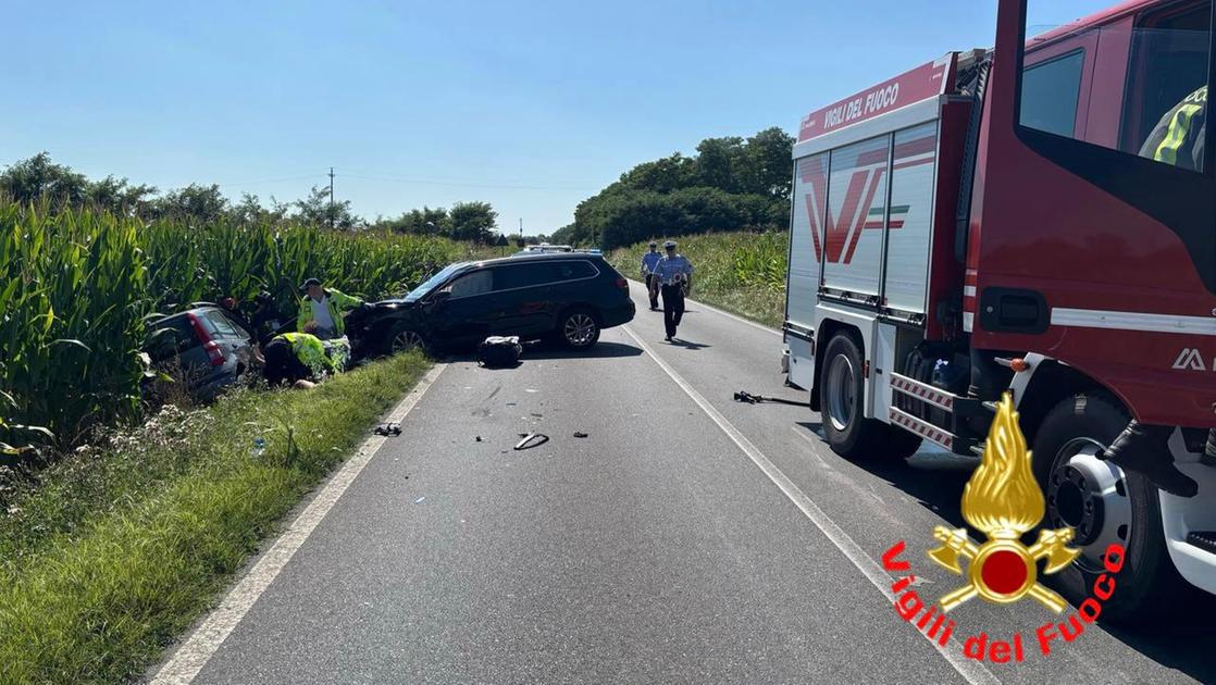 sant angelo lodigiano incidente tra due auto sulla provinciale 19 tre feriti e traffico in tilt
