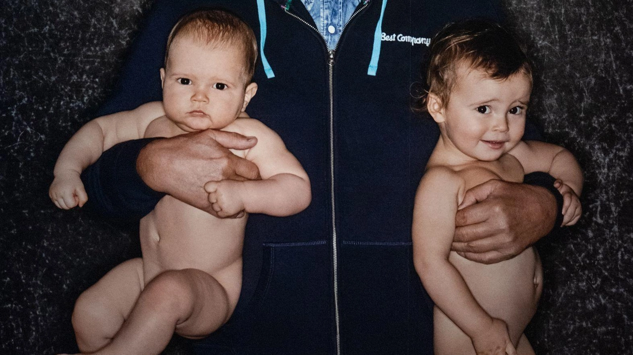 Dalla prima fotografia (a 14 anni) di Rachele Mussolini alle campagne choc. Ha inquadrato razzismo, mafia, malattie e guerre andando oltre l’ipocrisia. Dalla prima fotografia (a 14 anni) di Rachele Mussolini alle campagne choc. Ha inquadrato razzismo, mafia, malattie e guerre andando oltre l’ipocrisia.