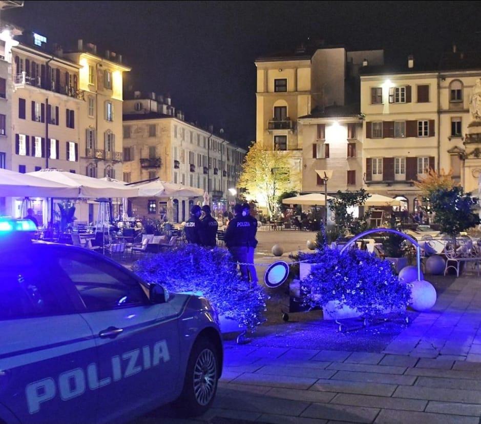 Como, raffica di controlli della polizia nella zona della movida di piazza Volta Como, raffica di controlli della polizia nella zona della movida di piazza Volta
