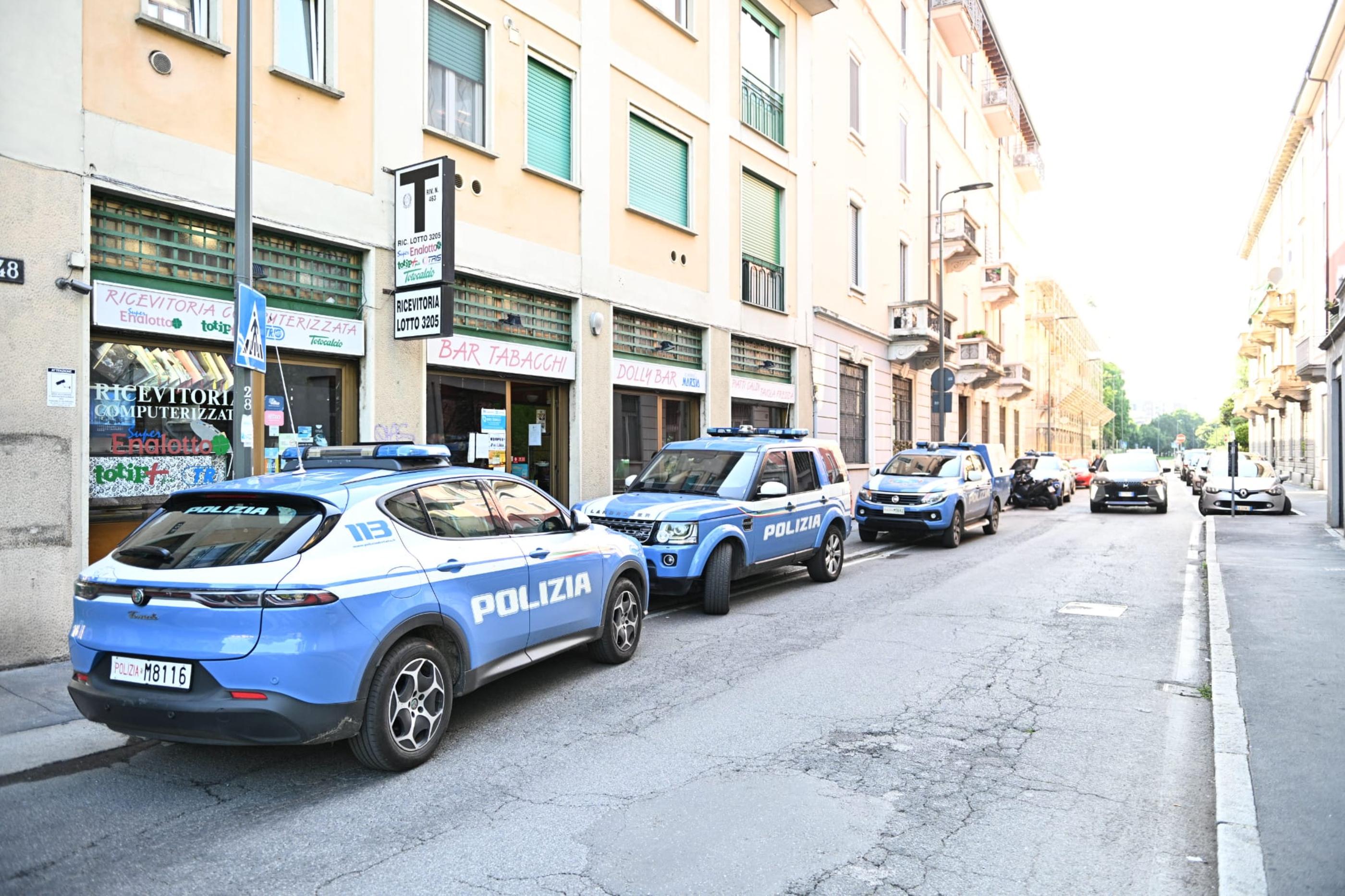Milano, anziana colpita con una lampada e strangolata: uccisa dal figlio 15enne di una ex vicina di casa Milano, anziana colpita con una lampada e strangolata: uccisa dal figlio 15enne di una ex vicina di casa