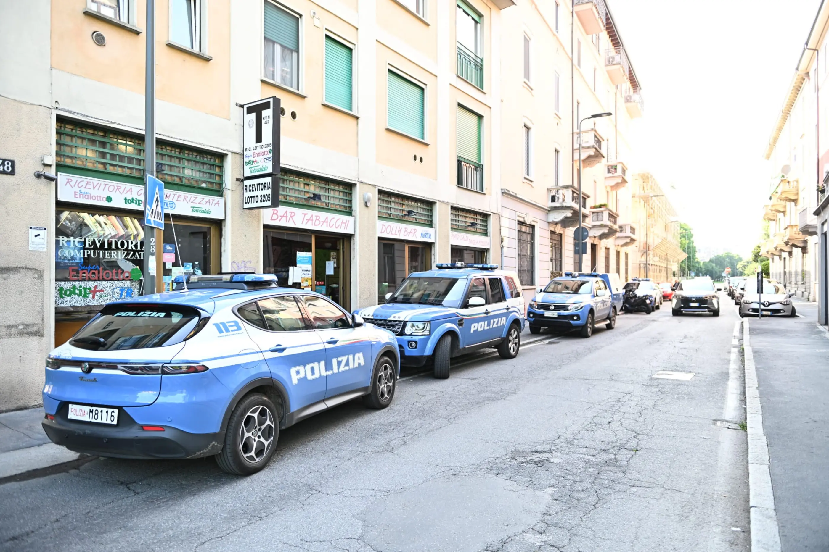 Milano, 15enne uccide l’anziana ex vicina di casa: strangolata e poi finita a colpi di lampada. La mamma chiama la polizia: è stato lui