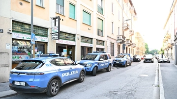 Milano, 15enne uccide l’anziana ex vicina di casa: strangolata e poi finita a colpi di lampada. La mamma chiama la polizia: è stato lui