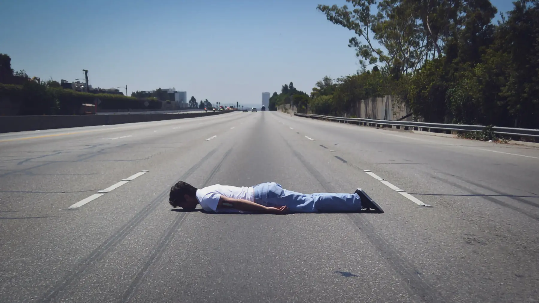 Le 5 challenge più pericolose (e mortali) di TikTok: dal planking al train surfing Le 5 challenge più pericolose (e mortali) di TikTok: dal planking al train surfing