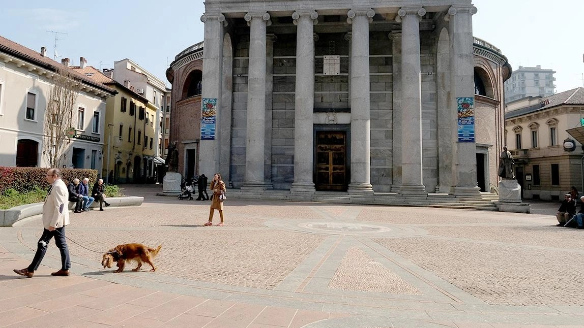 Il raid contro l’opera dedicata a San Giovanni Paolo II in piazza Concordia. L’indignazione della comunità. Il sindaco Rossi è deluso: gesto inutile da commentare. E i filmati delle telecamere non sono più disponibili. Il raid contro l’opera dedicata a San Giovanni Paolo II in piazza Concordia. L’indignazione della comunità. Il sindaco Rossi è deluso: gesto inutile da commentare. E i filmati delle telecamere non sono più disponibili.