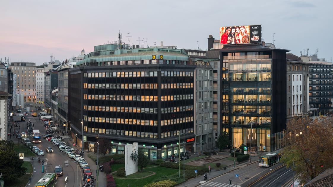 https://www.ilgiorno.it/image-service/view/acePublic/alias/contentid/MWUzYjI0MWYtMjM0NS00/1/il-palazzo-venduto-da-bnp-paribas-a-campari-group-tra-corso-europa-e-via-larga.jpeg?f=16:9&w=1200&h=630
