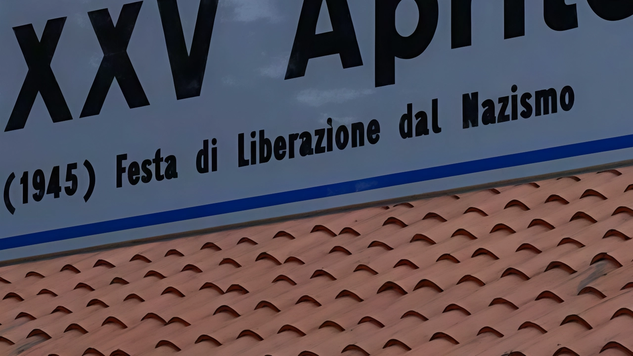 A Carugate, polemica sul cartello di via 25 Aprile che menziona la "Festa di Liberazione dal nazismo" anziché dal fascismo. La minoranza di centrosinistra chiede correzione, sottolineando l'importanza storica della data per la comunità. La toponomastica diventa questione politica in una città che ha vissuto gli orrori del fascismo e dell'occupazione nazista. A Carugate, polemica sul cartello di via 25 Aprile che menziona la "Festa di Liberazione dal nazismo" anziché dal fascismo. La minoranza di centrosinistra chiede correzione, sottolineando l'importanza storica della data per la comunità. La toponomastica diventa questione politica in una città che ha vissuto gli orrori del fascismo e dell'occupazione nazista.