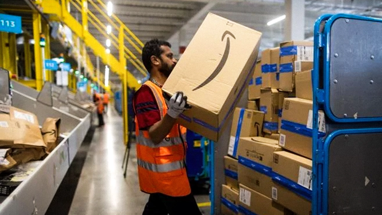 Un magazzino Amazon Un magazzino Amazon