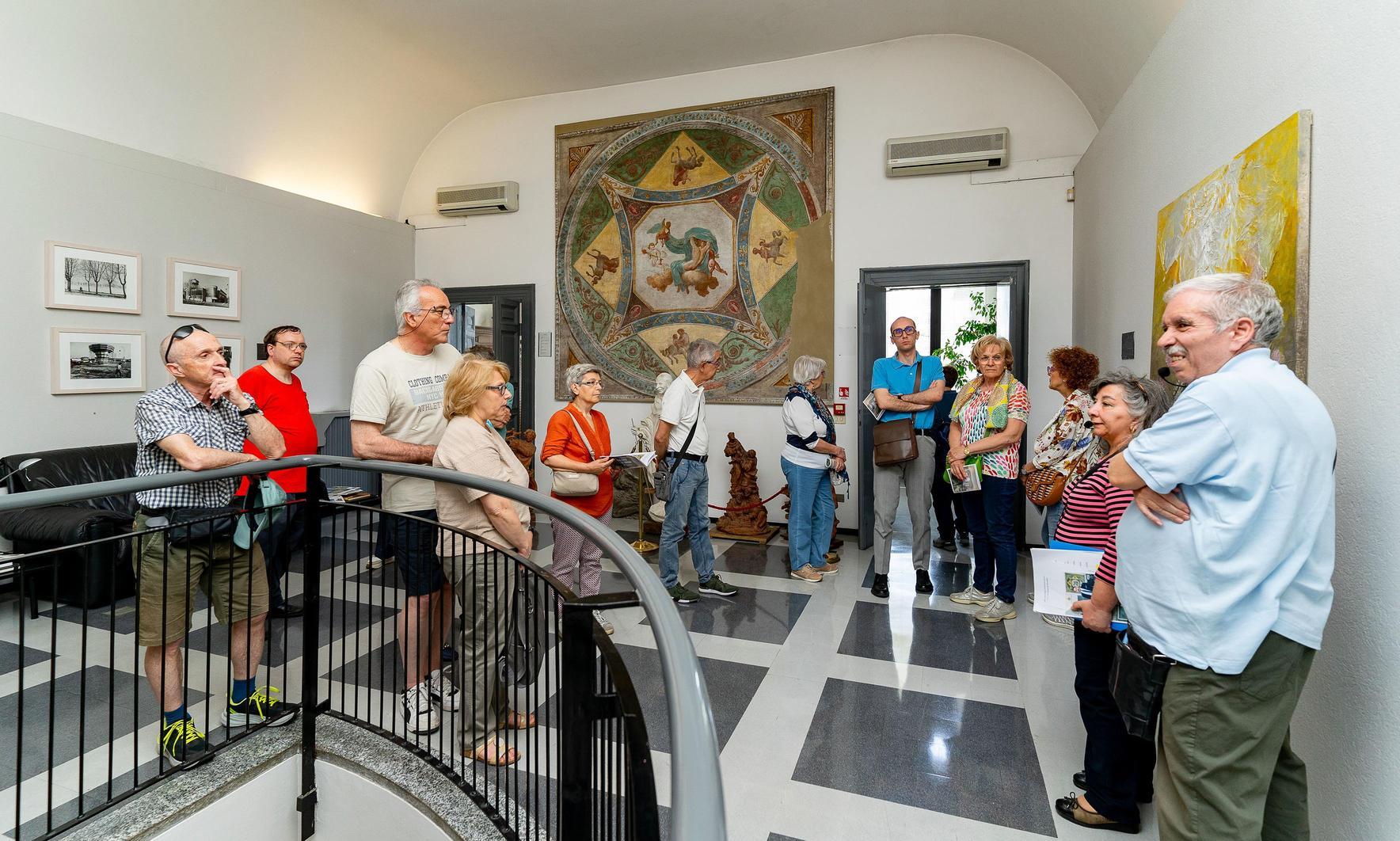 il municipio si trasforma in museo i tour sold out dei coniugi rossin tra i tesori di palazzo confalonieri
