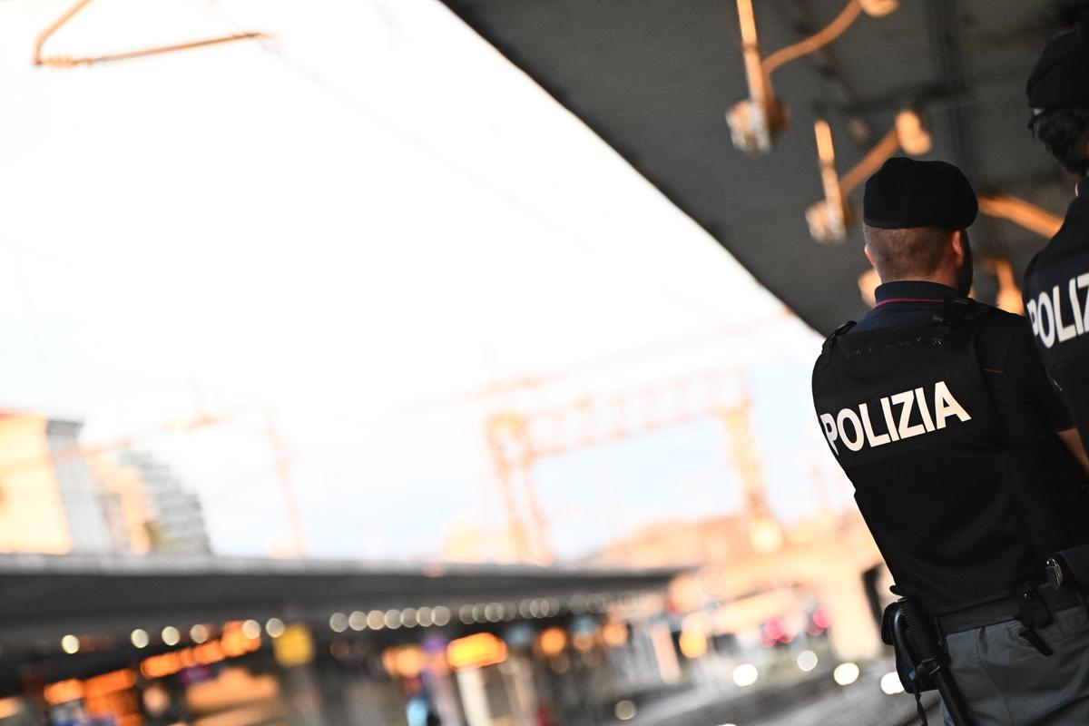 Atti osceni sul treno davanti a mamma e figlio: denunciato 21enne Atti osceni sul treno davanti a mamma e figlio: denunciato 21enne