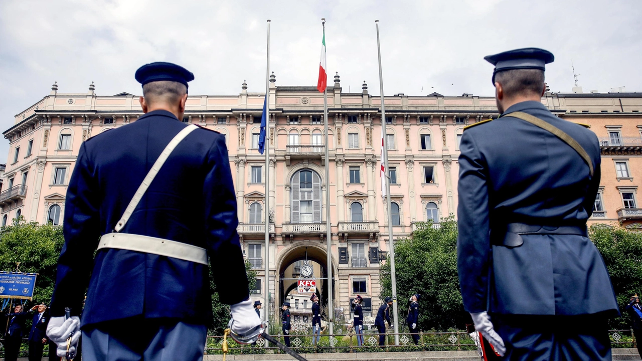 2 giugno: alzabandiera in piazza Duomo a Milano