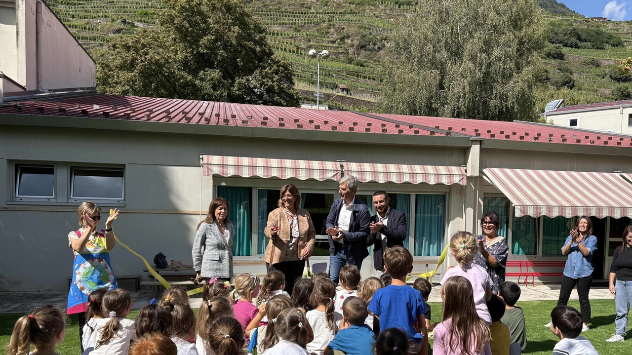 Gli amministratori comunali hanno portato il saluto ai piccoli alunni della scuola Munari di Sondrio