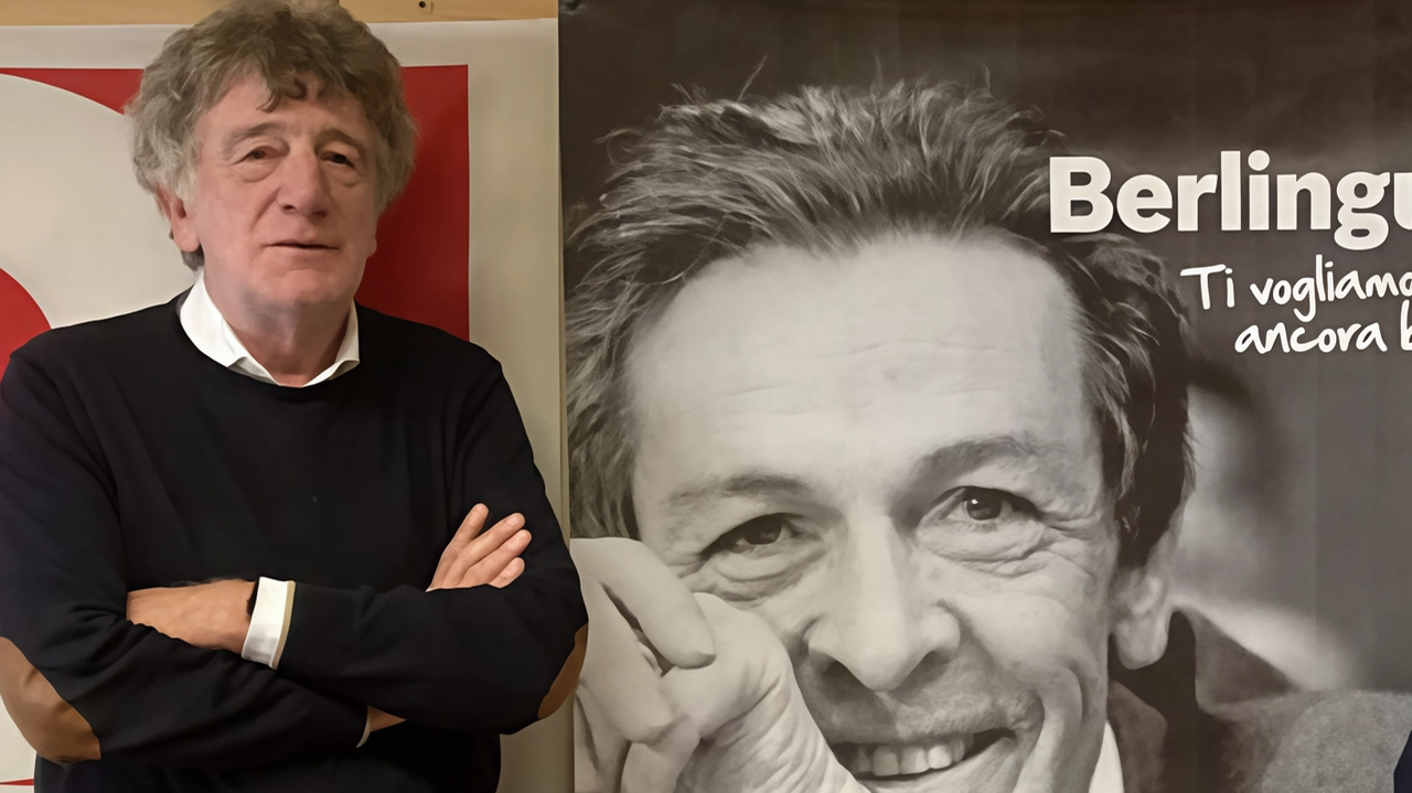 Il segretario cittadino del Pd Valerio Imperatori davanti al manifesto dedicato al ricordo di Berlinguer Il segretario cittadino del Pd Valerio Imperatori davanti al manifesto dedicato al ricordo di Berlinguer