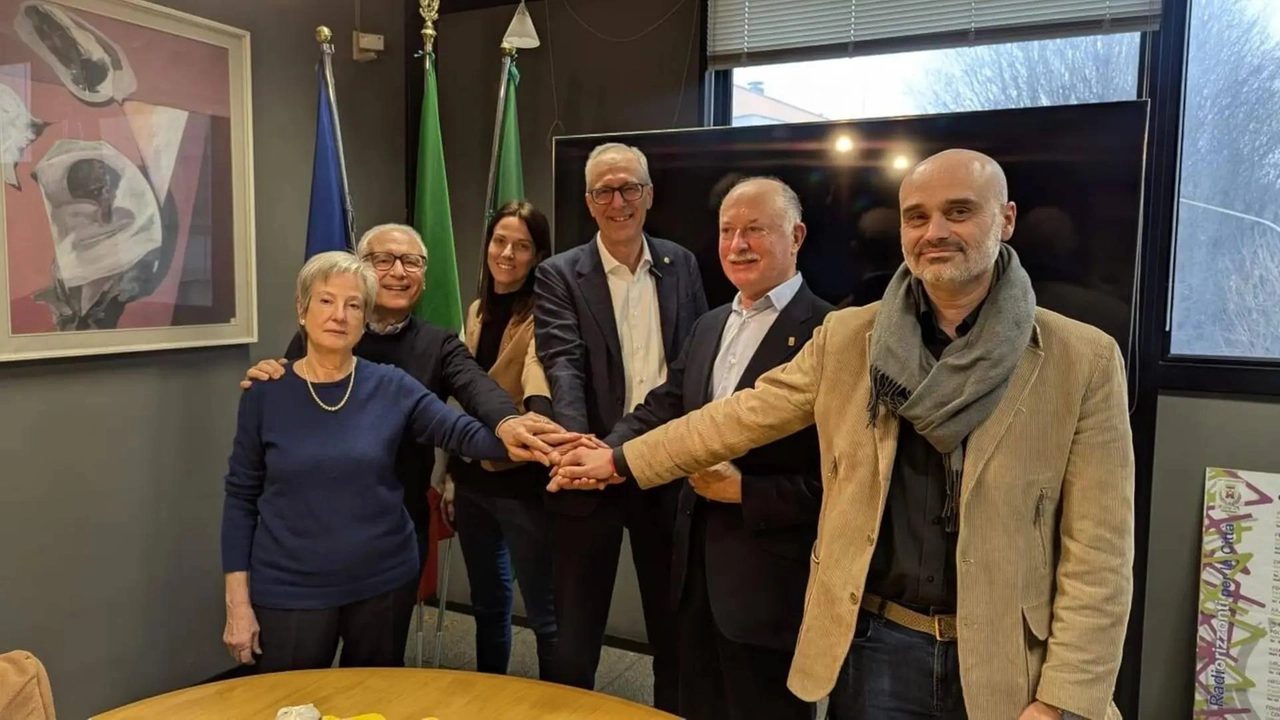 Il sindaco Augusto Airoldi ha annunciato le ddimissioni circondato dai suoi assessori a cui ha espresso apprezzamento per il lavoro svolto in un contesto complesso Il sindaco Augusto Airoldi ha annunciato le ddimissioni circondato dai suoi assessori a cui ha espresso apprezzamento per il lavoro svolto in un contesto complesso