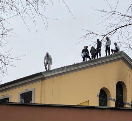 Si suicida in cella a San Vittore. Il j’accuse di Comune e sindacati: "Sovraffollamento e pochi agenti" Si suicida in cella a San Vittore. Il j’accuse di Comune e sindacati: "Sovraffollamento e pochi agenti"