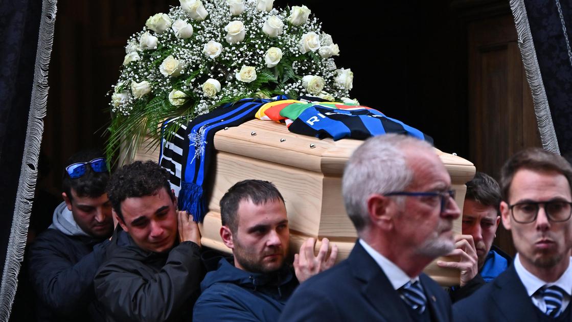 Riccardo Claris, l’ultimo saluto con la maglia dell’Atalanta sul feretro e l’omaggio dei tifosi Riccardo Claris, l’ultimo saluto con la maglia dell’Atalanta sul feretro e l’omaggio dei tifosi