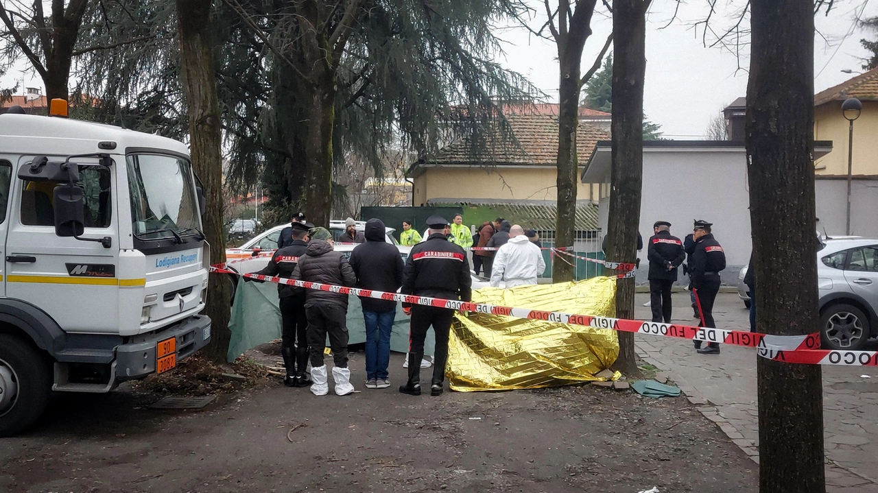 I rilievi dei carabinieri e degli esperti del reparto scientifico sul corpo e sull’auto di Roberto Bolzoni in piazza Omegna a Lodi I rilievi dei carabinieri e degli esperti del reparto scientifico sul corpo e sull’auto di Roberto Bolzoni in piazza Omegna a Lodi