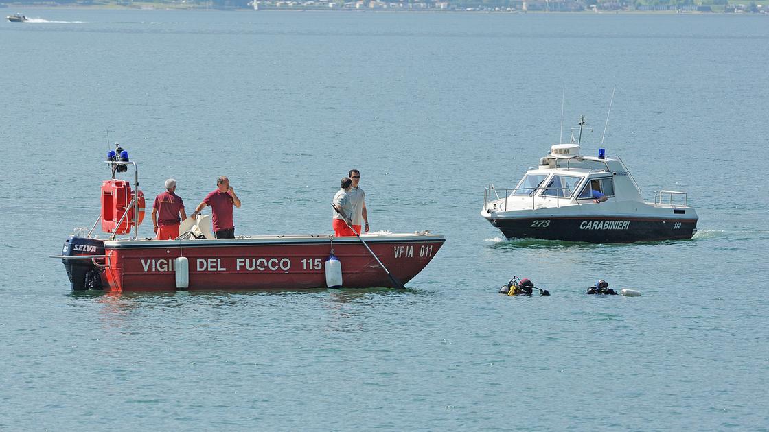 Si tuffano dalla motonave in navigazione sul Lago di Como, turisti ritrovati a riva e denunciati