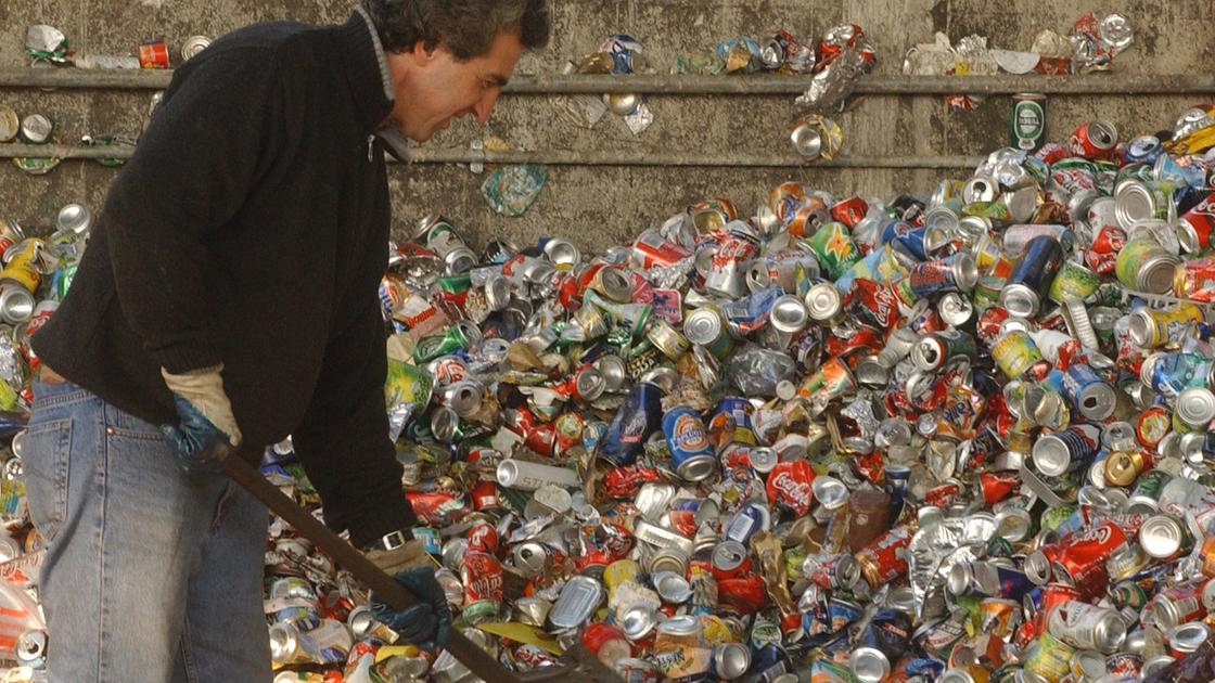 Cem, lotta social ai furbetti dei rifiuti: le migliori foto-denuncia premiate con una bicicletta