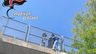 Bergamo, appesa nel vuoto per farla finita: il carabiniere la salva. Meloni: “Eroe” Bergamo, appesa nel vuoto per farla finita: il carabiniere la salva. Meloni: “Eroe”