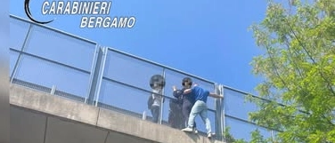 Bergamo, appesa nel vuoto per farla finita: il carabiniere la salva. Meloni: “Eroe”