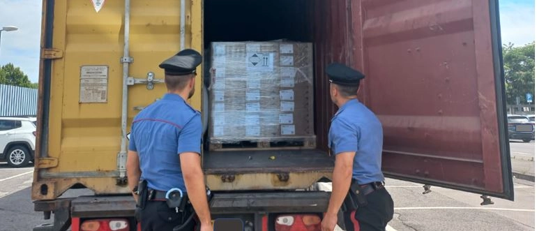 Rubano un camion da 4 milioni di euro in un’area di sosta: i ladri di profumi però finiscono in manette