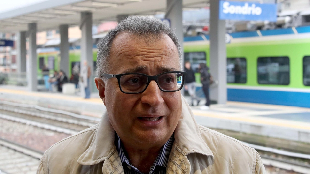 Il segretario provinciale del Pd, Michele Iannotti ha tenuto una conferenza stampa in stazione a Sondrio Chiede investimenti sulla linea Il segretario provinciale del Pd, Michele Iannotti ha tenuto una conferenza stampa in stazione a Sondrio Chiede investimenti sulla linea